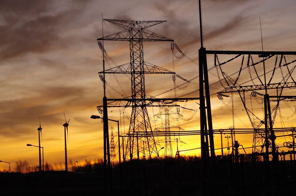 Torres de transmisión eléctrica al atardecer